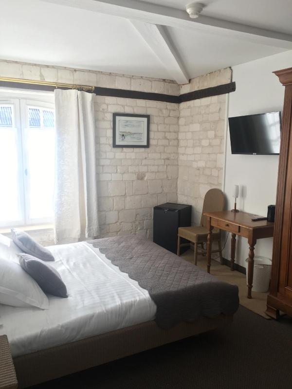Standard King Room image 3