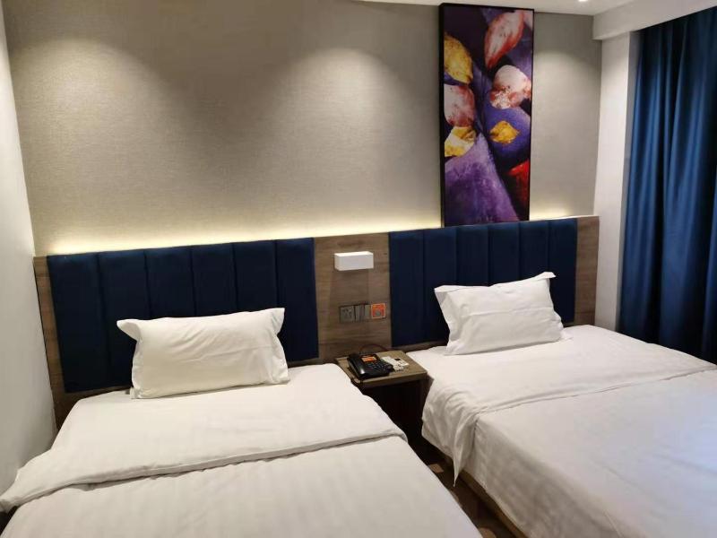 Superior Twin Room image 2
