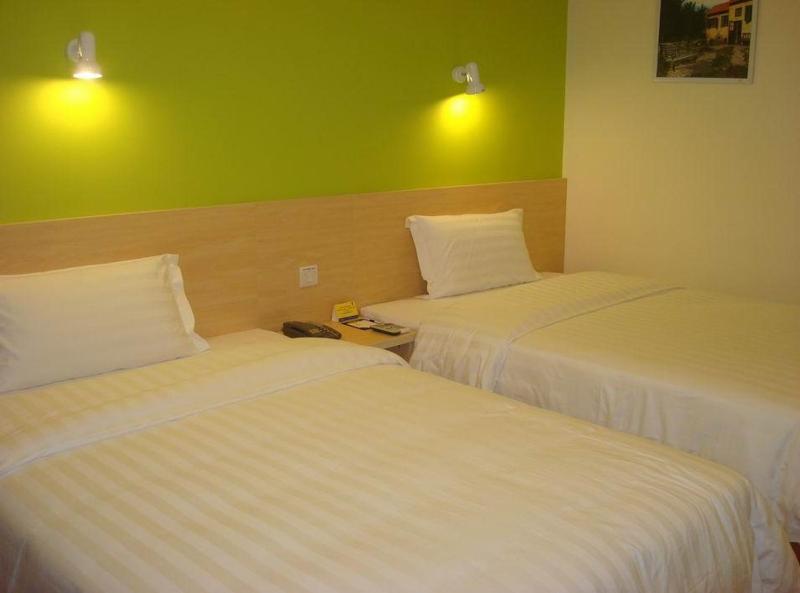 Business Twin Room image 1