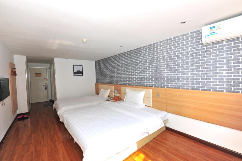 Business Twin Room image 2