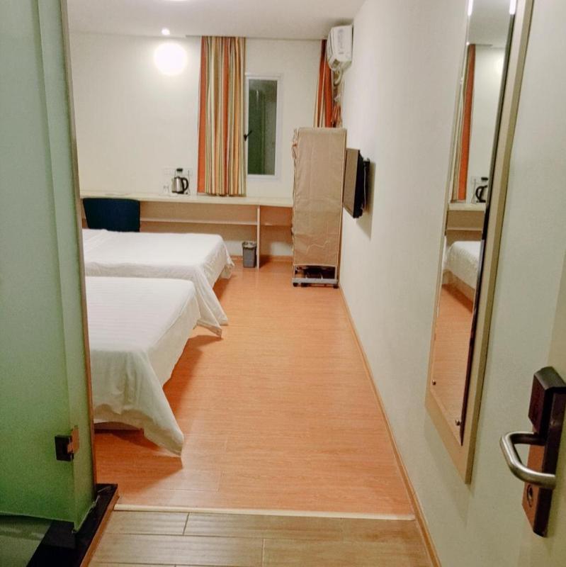 Business Twin Room image 1