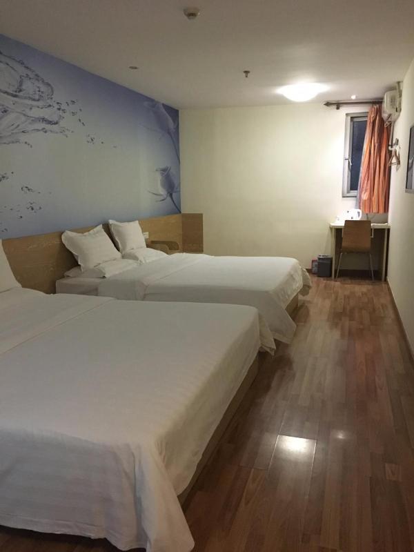 Business Twin Room image 1