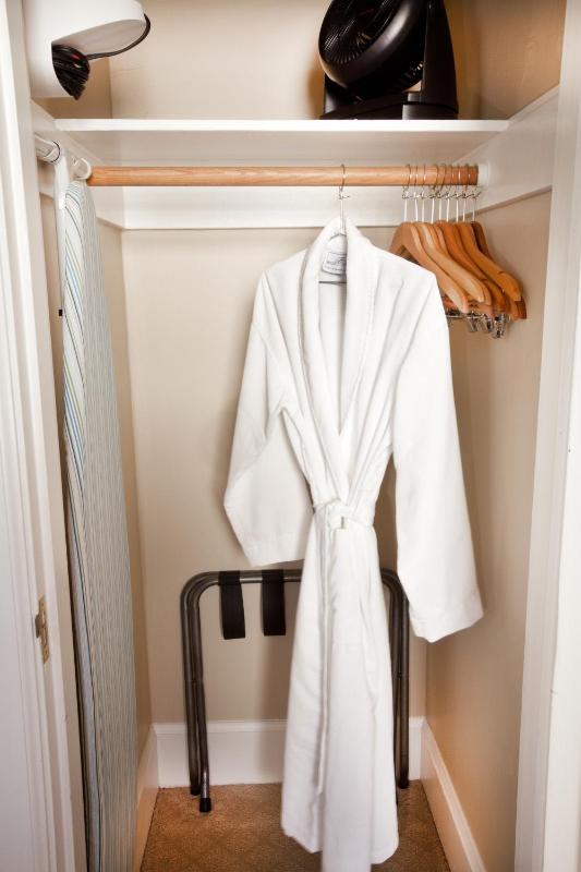 Standard Queen Room image 3