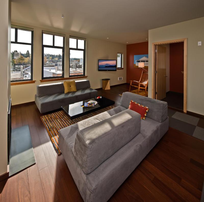 Deluxe Two-Bedroom Apartment image 4