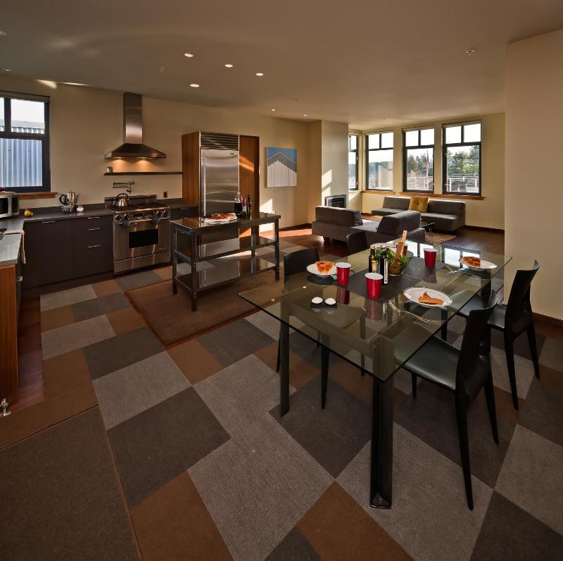 Deluxe Two-Bedroom Apartment image 3