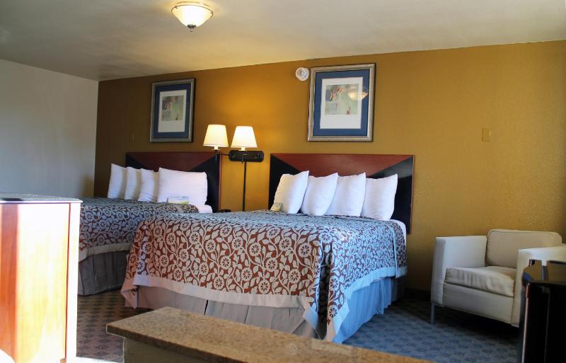 Queen Room with Two Queen Beds - Non-Smoking image 4