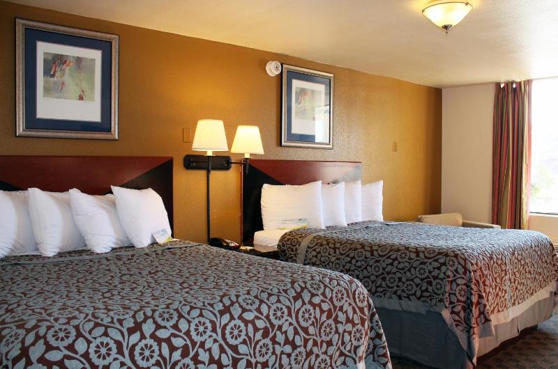 Queen Room with Two Queen Beds - Non-Smoking image 3