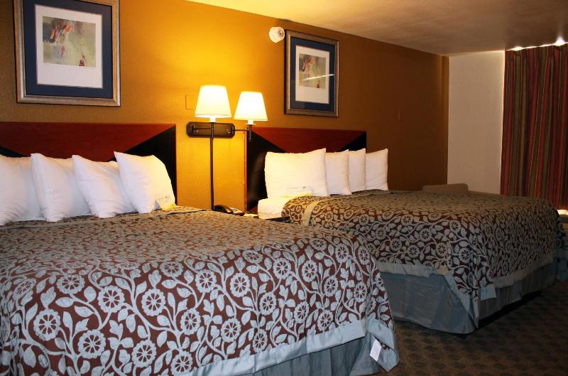 Queen Room with Two Queen Beds - Non-Smoking image 2