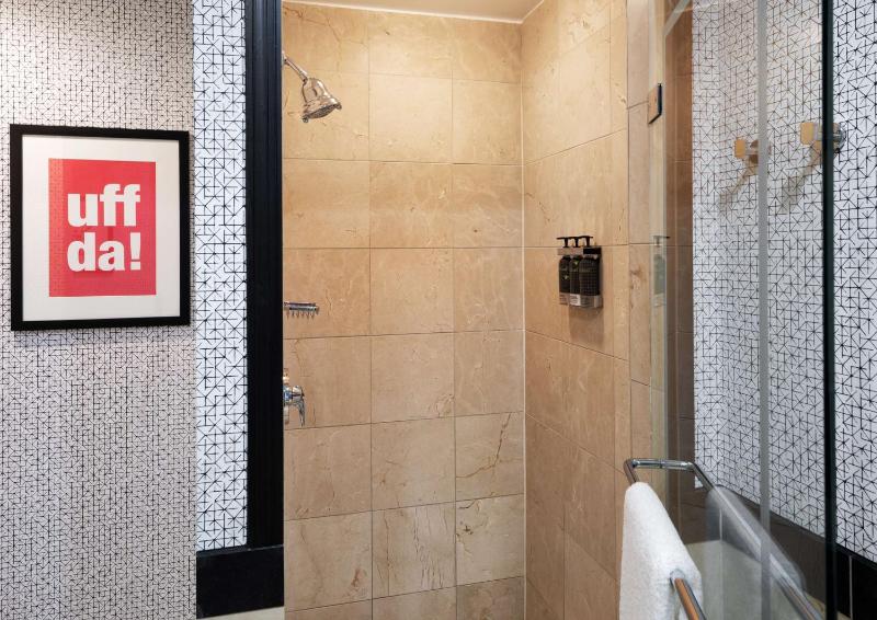 King Room with Accessible Tub image 2