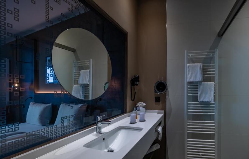 Double Room with Balcony image 2