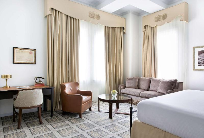 Deluxe King Room image 4