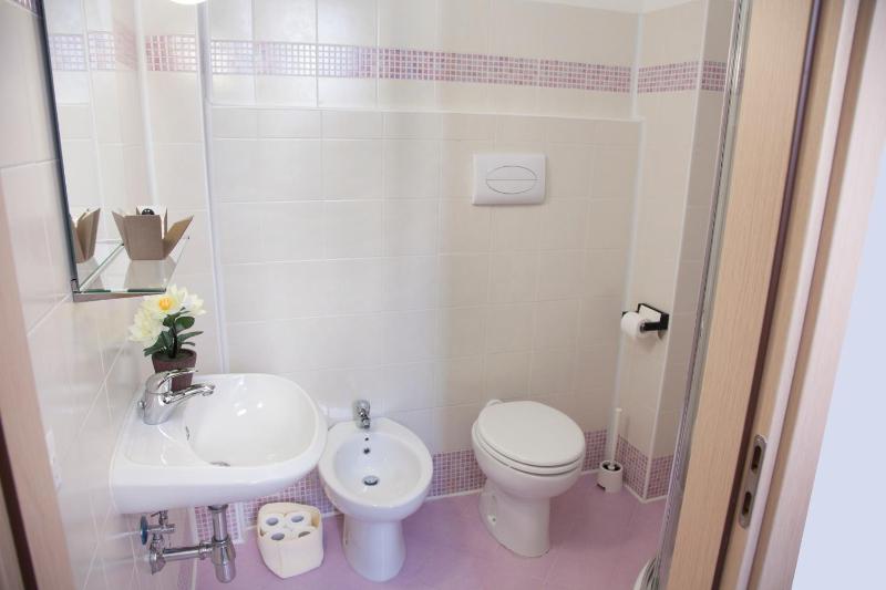 Single Room image 4