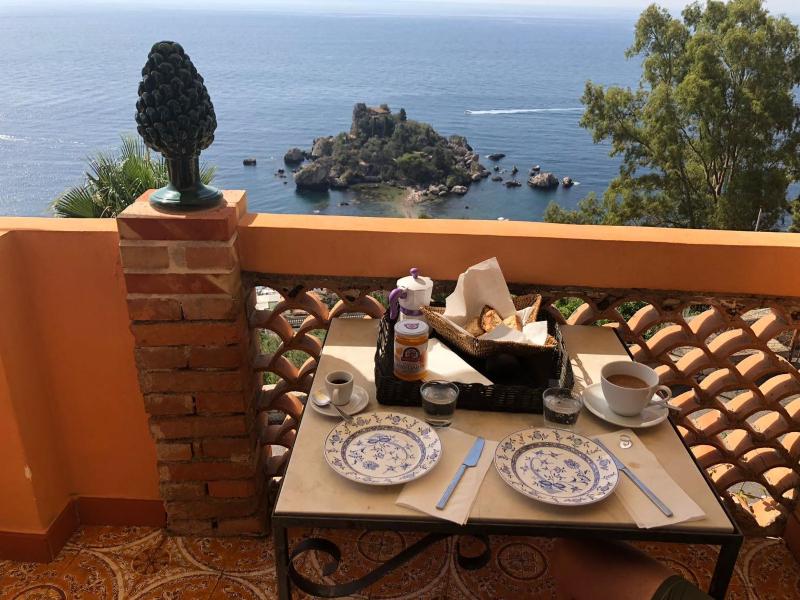 Deluxe Suite with Sea View image 2