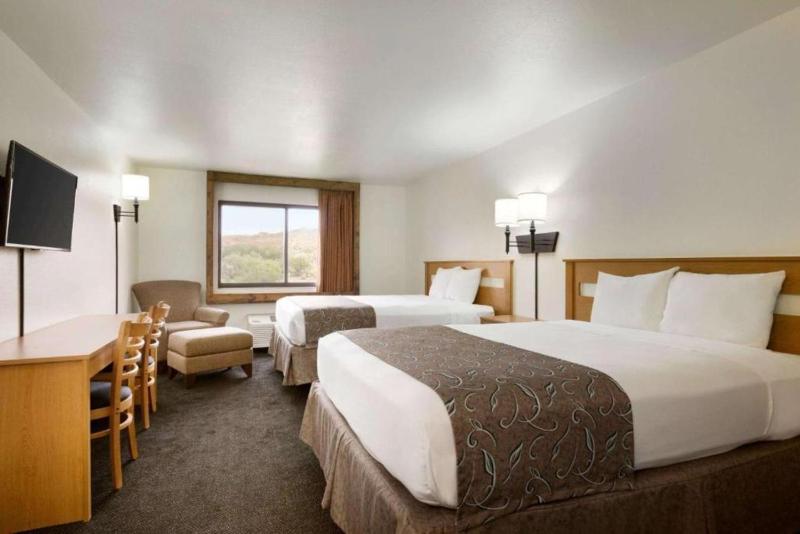 Queen Room with Two Queen Beds - Non-Smoking image 2