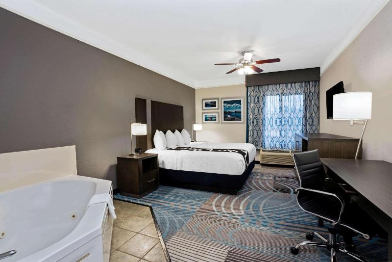 Jacuzzi King Suite - Non-Smoking image 4