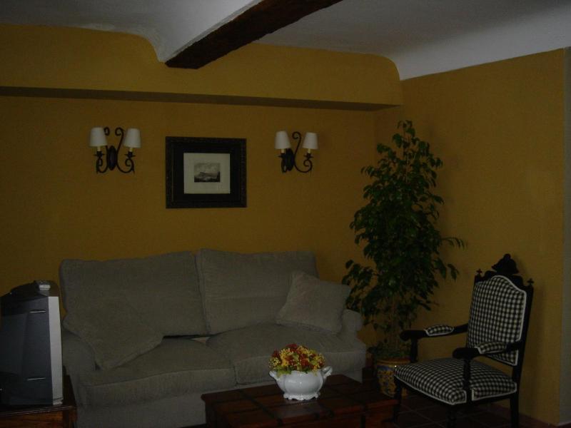 One-Bedroom Apartment image 4