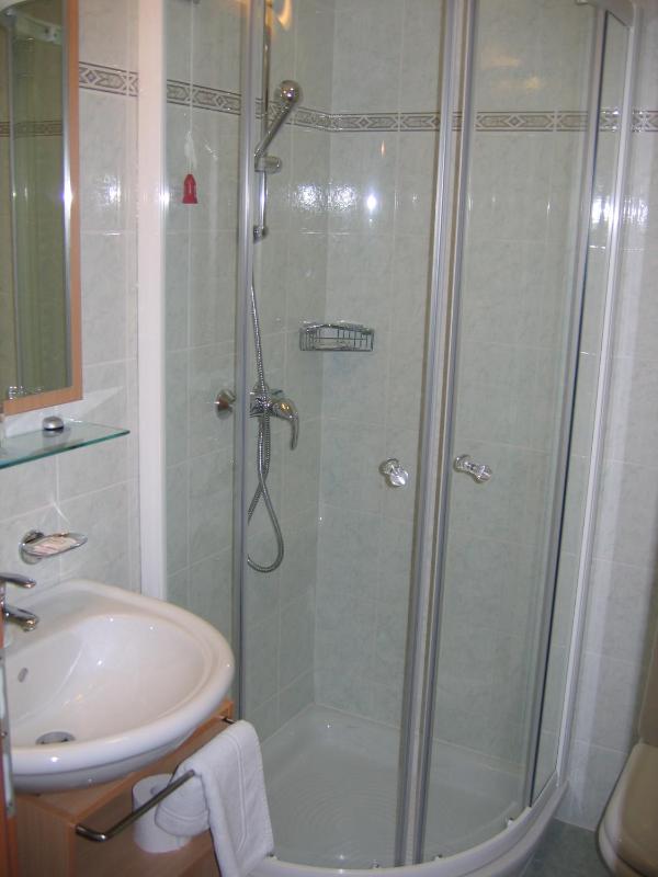 Twin Room image 4