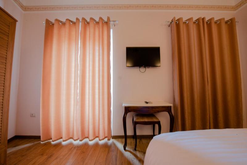 Deluxe King Room image 4