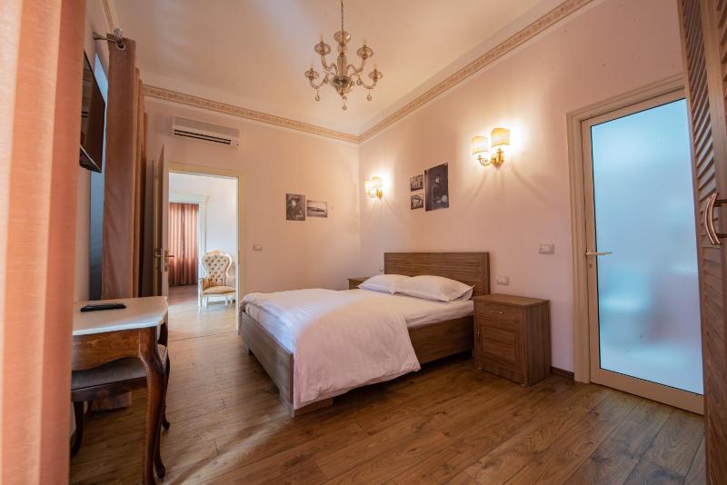 Deluxe King Room image 3