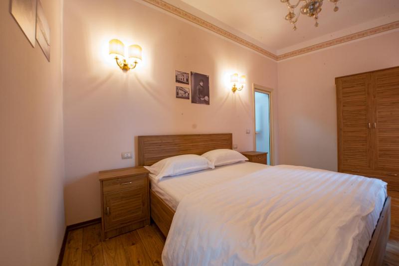 Deluxe King Room image 2
