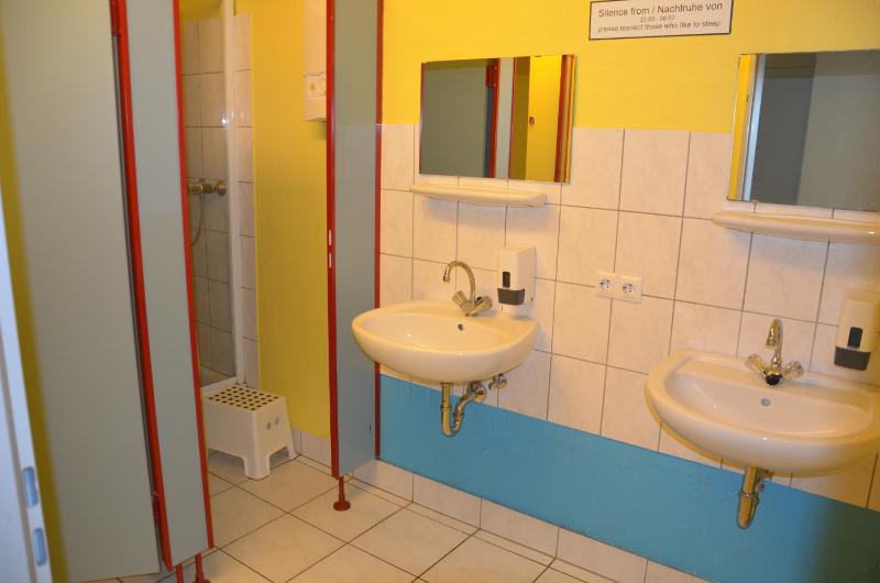 Backpackers Düsseldorf - SELF CHECK-IN - image 34