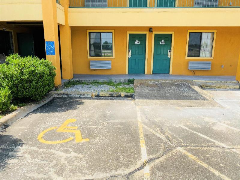 Queen Room - Disability Access image 2