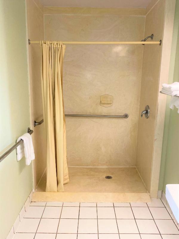 Queen Room - Disability Access image 3