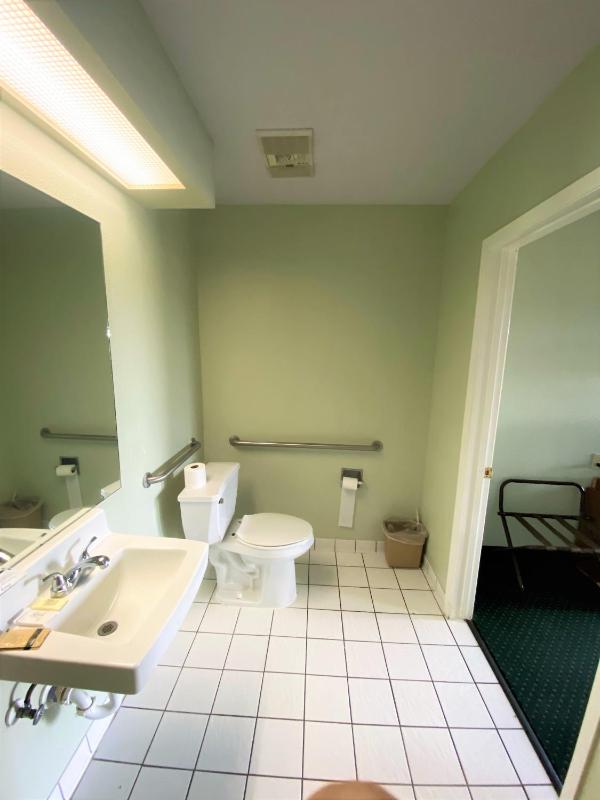 Queen Room - Disability Access image 4