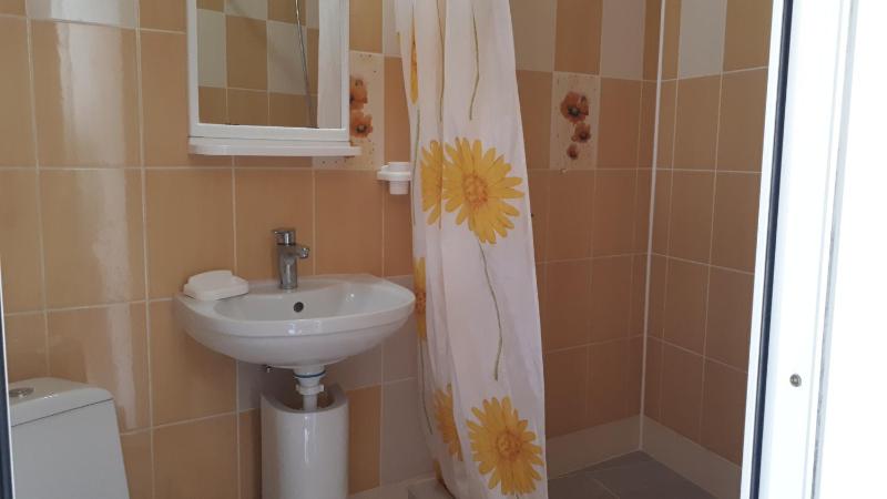 Budget Twin Room image 3