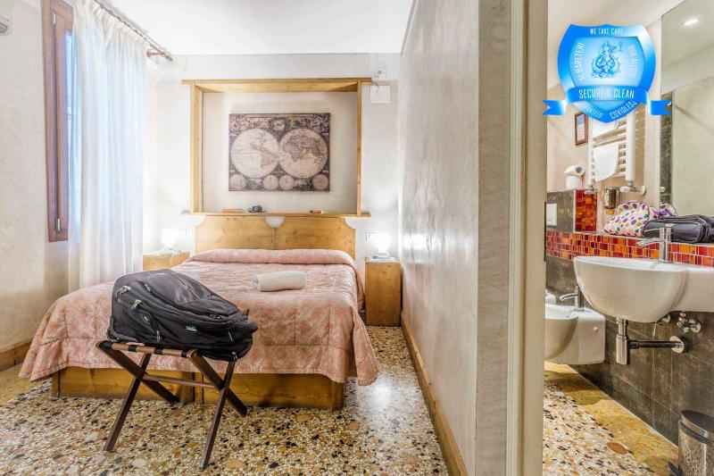Double Room image 3