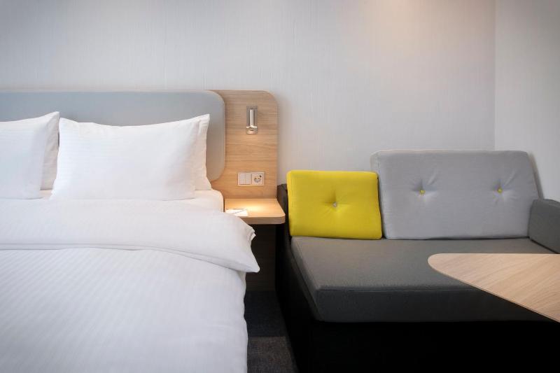 Standard Queen Room with Single Sofa Bed image 4