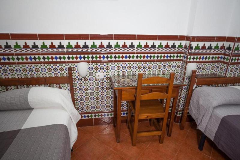 Twin Room with Shared Bathroom image 2