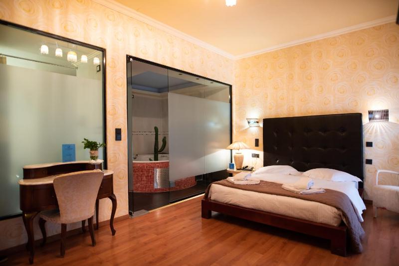 Suite with Garden View image 3