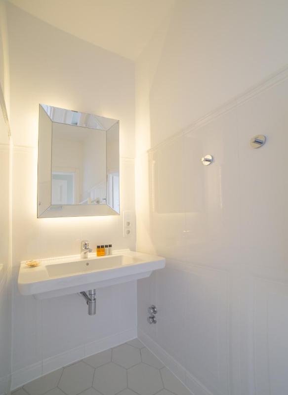 Standard Double Room image 3