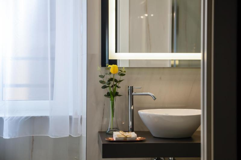 Deluxe King Room image 4