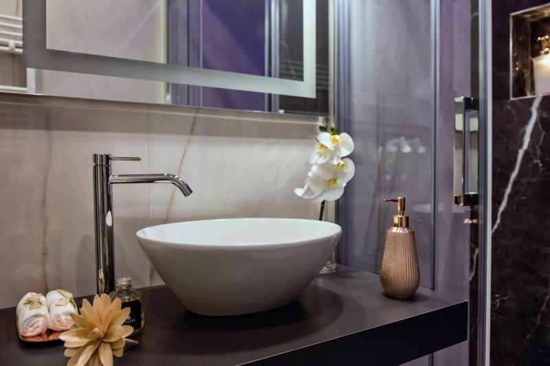 Deluxe King Room image 3