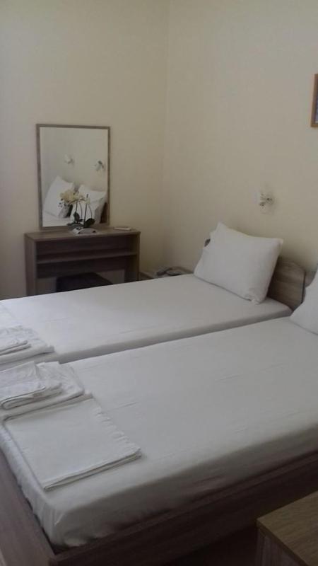 Standard Twin Room image 2