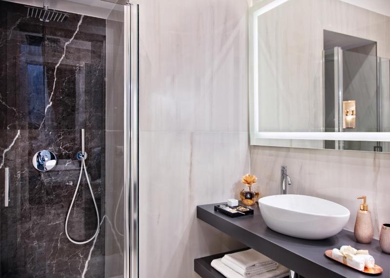 Deluxe Double or Twin Room image 4