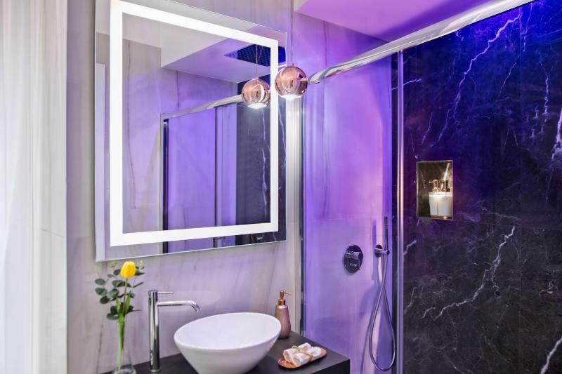 Deluxe King Room image 2