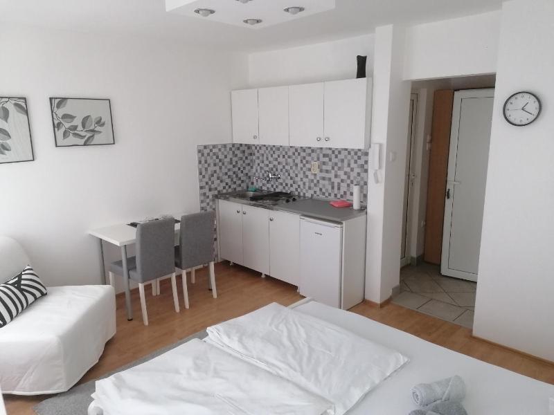 Triple Room with Bathroom image 2