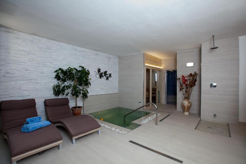 Double or Twin Room with Spa Access image 2