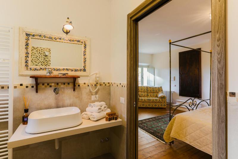 Queen Room - Disability Access image 4
