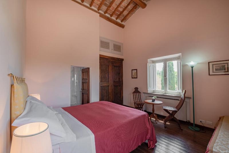 Large Double Room image 4