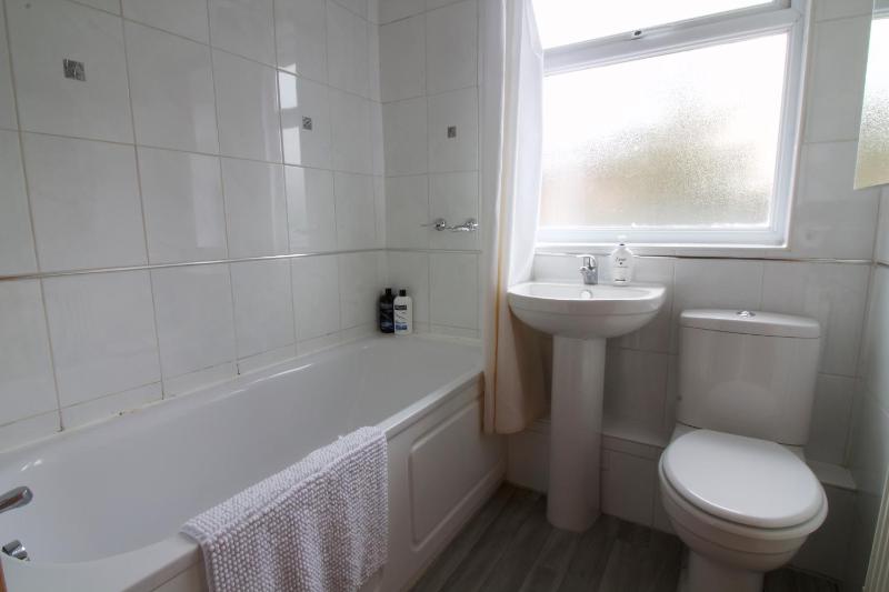 Somers 4 bed House off road parking pet friendly - image 24