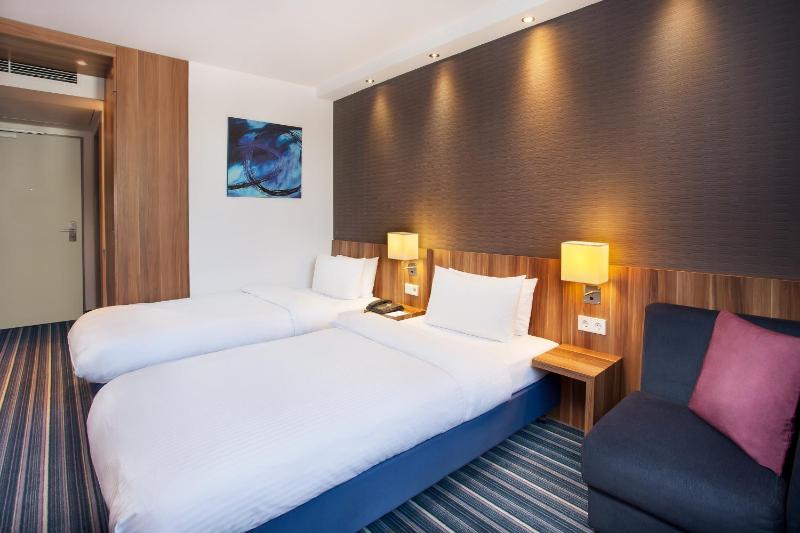 Standard Twin Room with Courtyard View image 2