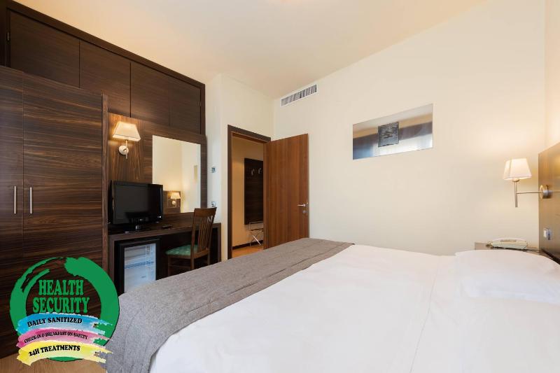 Double or Twin Room image 4