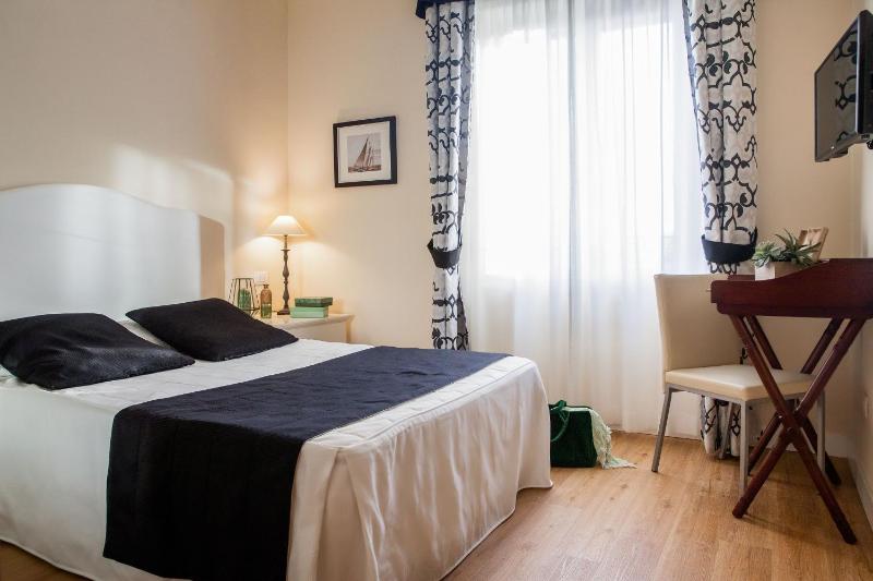 Single Room with Partial Sea View image 3