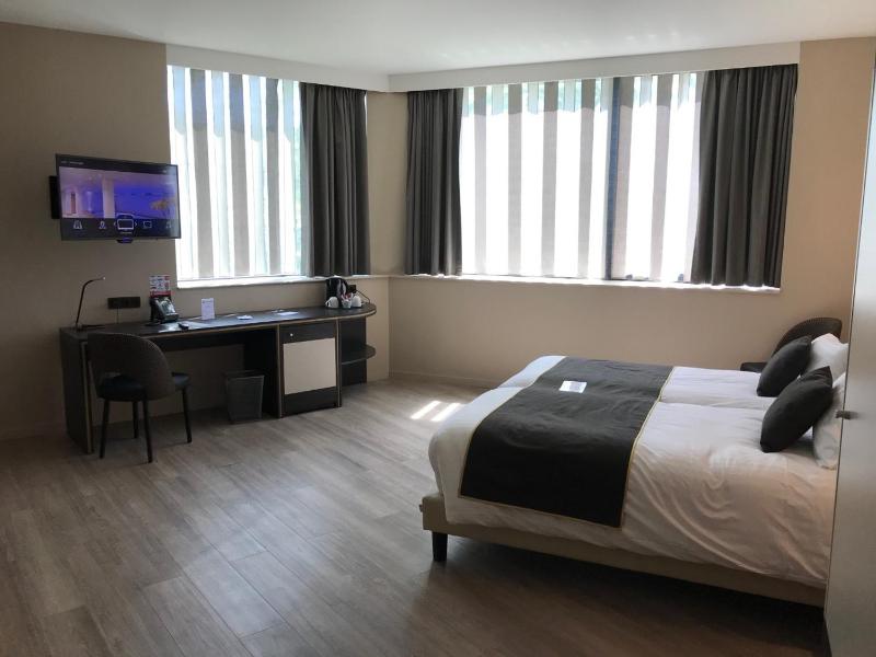 Superior Queen Room - Mobility Accessible image 2