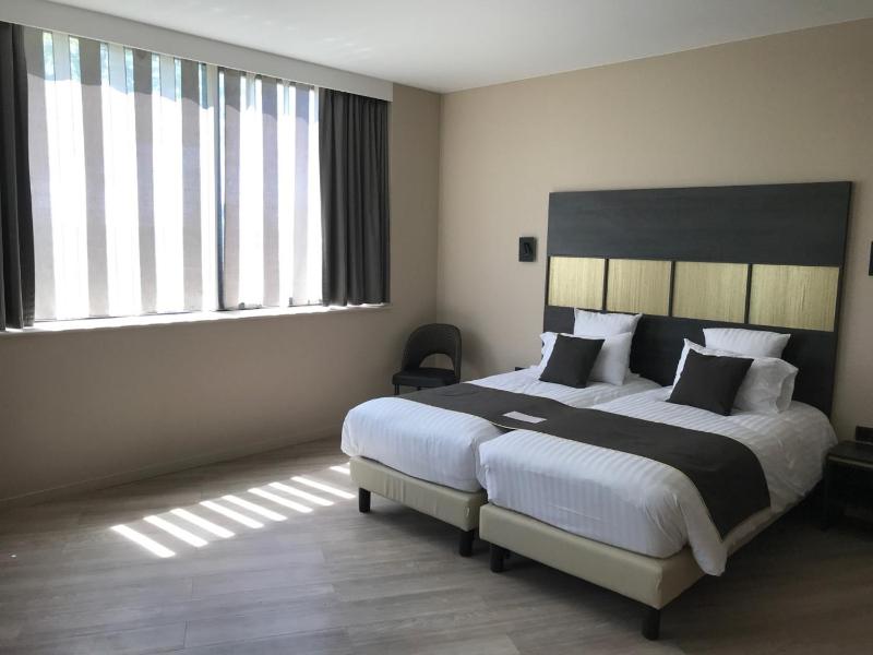 Superior Queen Room - Mobility Accessible image 3