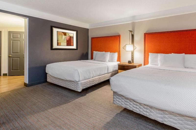 Double Room with Two Double Beds - Disability Access image 2